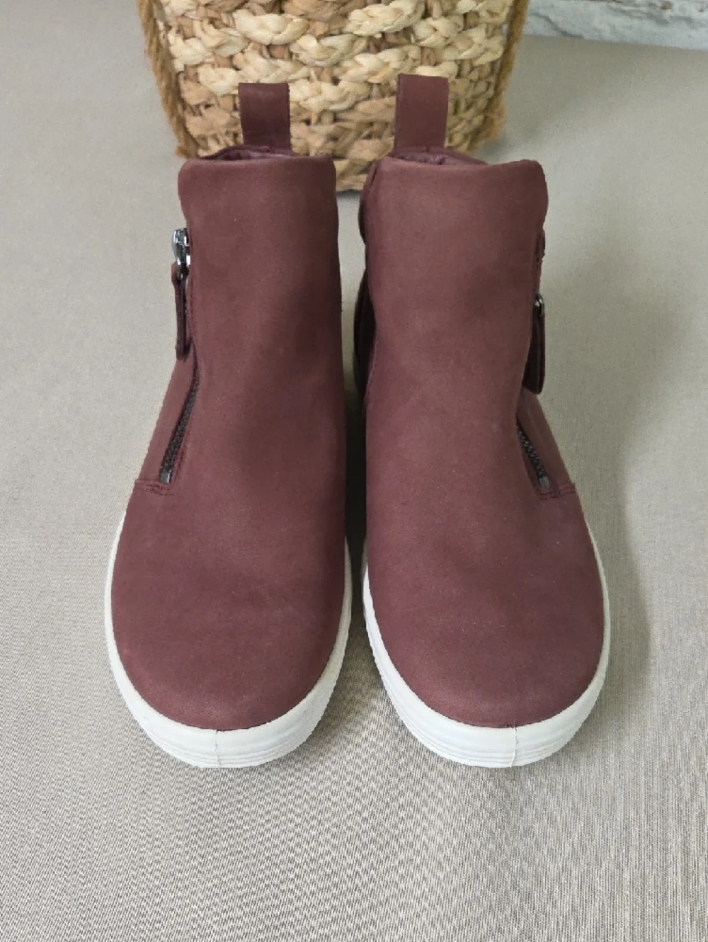 ECCO Womens Burgundy Leather Side Zip Ankle Boots / Sneakers Size 7/7.5 EUC 38
